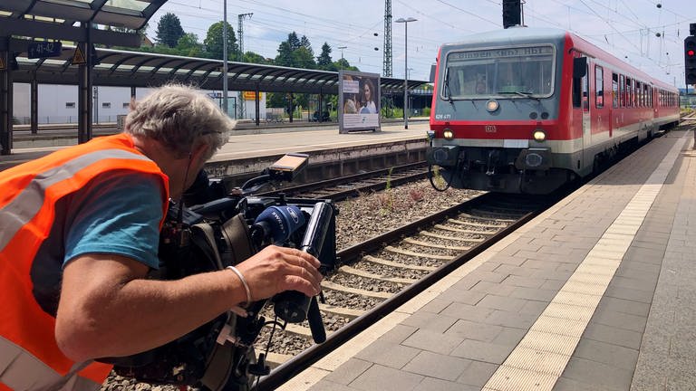 Patrick Pandel fährt mit dem Dieseltriebzug der Baureihe 628 am Bahnhof in Kaiserslautern ein, um die Fahrgäste abzuholen.