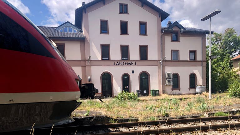 Der Bahnhof in Langmeil, in dem sich heute noch ein Stellwerk befindet. Hier stellt ein Fahrdienstleiter die Fahrstraße, auch wenn sonst nicht viel am Bahnhof passiert.
