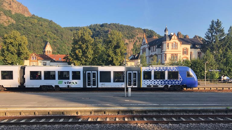 Der VLEXX fährt ab Bad Münster am Stein ebenfalls auf beiden Strecken, der Alsenz- und der Nahetalbahn.