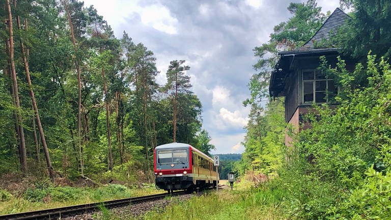 Der Triebzug der Baureihe 628 beim ehemaligen Bahnhof Fröhnerhof. Hier lebte ein Bahnwärter, der im Stellwerk die Signale für ein Ausweichgleis stellte.