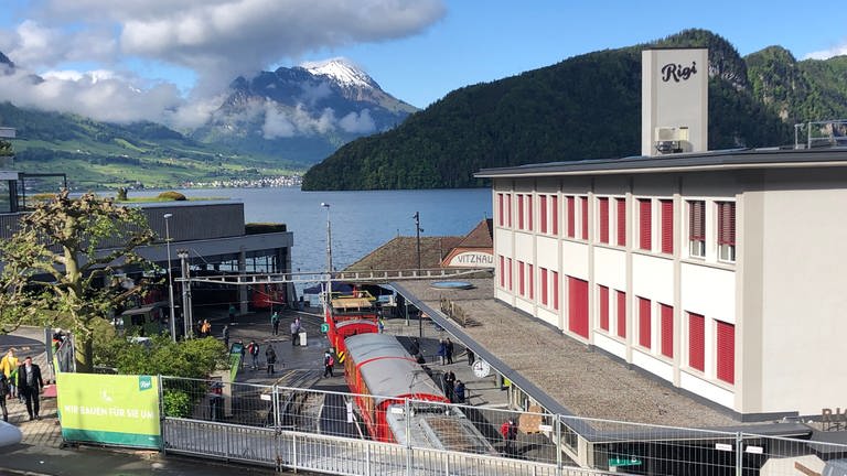 Von allen Seiten ist der Vitznauer Bahnhof ein Foto wert. Hier mit Blick auf den Vierwaldstätter See.