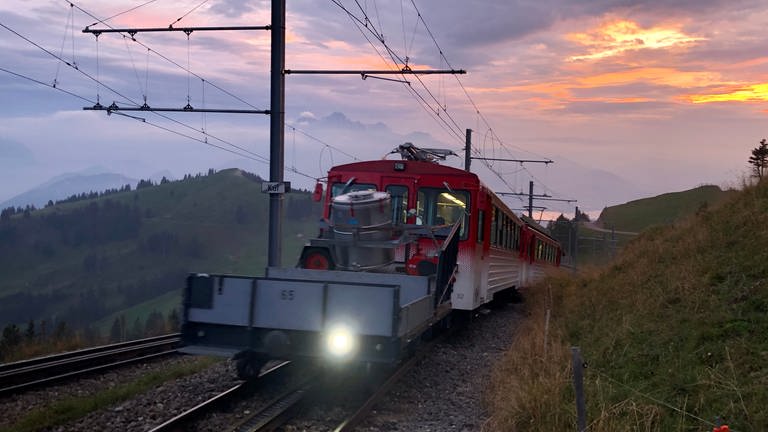 Abendstimmung auf der Rigi: der letzte Zug erreicht die Bergstation Kulm. Danach wird es ruhig auf dem Berg. 