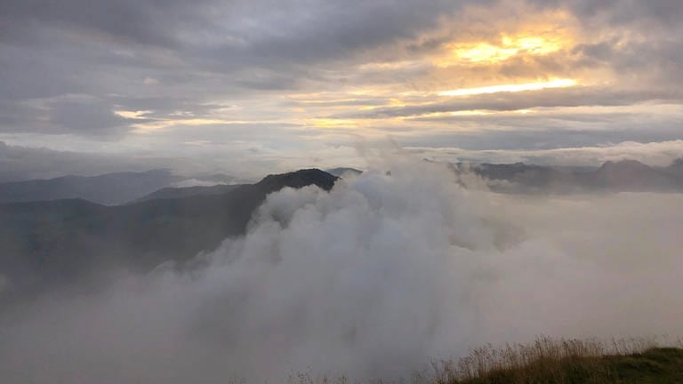 Morgenstimmung auf der Rigi mit Wolken. Noch ist kein Zug auf dem Berg angekommen. (Foto: SWR, Kirsten Ruppel)