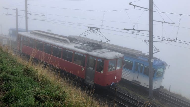 Parallelfahrt im Nebel: die Züge nach Vitznau und Goldau fahren an diesem Morgen in Rigi Kulm gleichzeitig ab. 