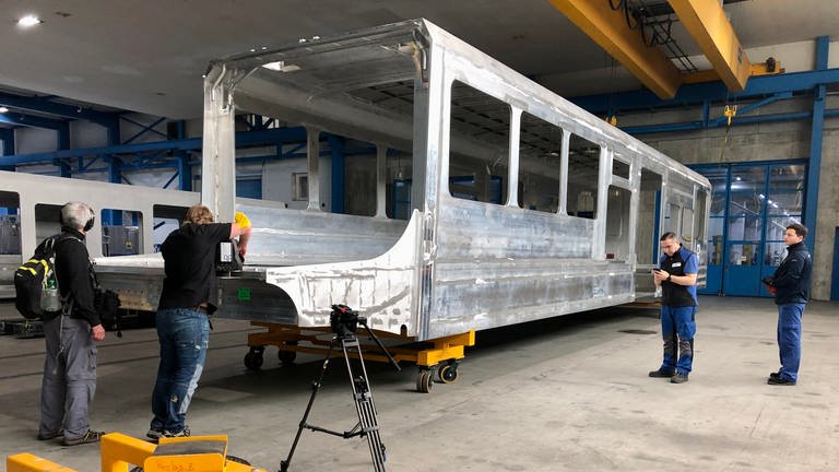 Wir filmen einen der superleichten Aluminium-Kästen der neuen Treibwagen im Werk von Stadler Rail in Bussnang.