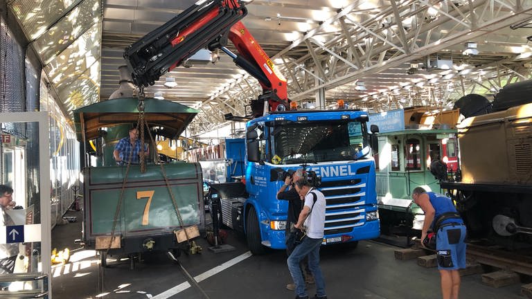 Ganz schöner Aufwand und Präzessionsarbeit: Lok 7 wird im September 2020 vorsichtig aus dem Verkehrshaus in Luzern geholt. (Foto: SWR, Kirsten Ruppel)