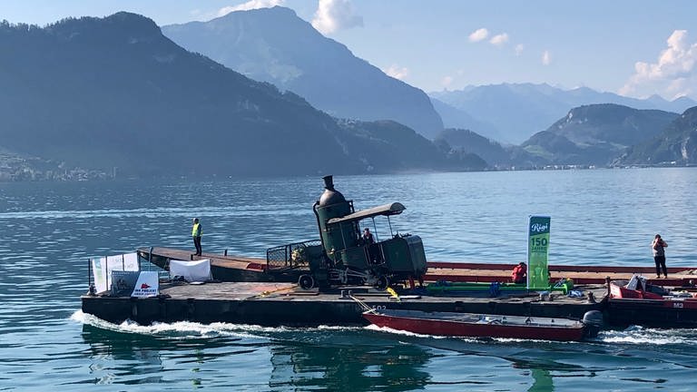 Eine Bootstour der besonderen Art über den Vierwaldstätter See mit Blick in die Schweizer Berge.