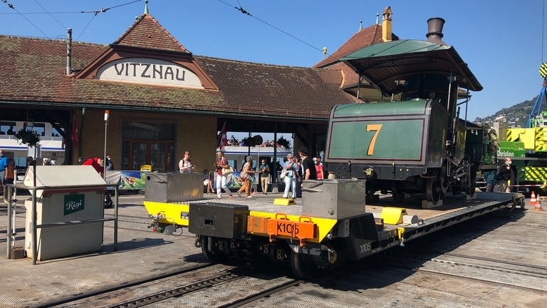 Abfahrtbereit im Vitznauer Bahnhof. Noch kann Lok 7 nicht aus eigener Kraft auf den Berg. (Foto: SWR, Kirsten Ruppel)