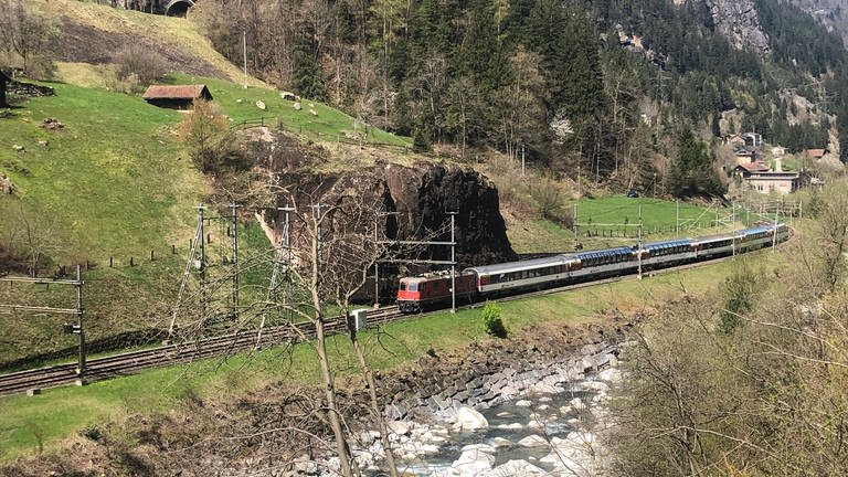 Der Gotthard Panorama Express gezogen von einer Bo’Bo‘ kurz vor Wassen.