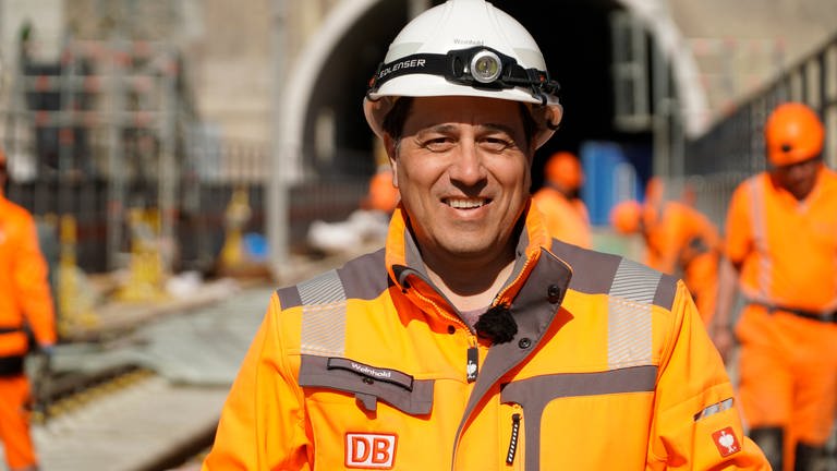 Der Ingenieur Torsten Weinhold arbeitet für die Deutsche Bahn und ist verantwortlich für den so genannten Oberbau. Das heißt, das Gleisbett und die Gleise. (Foto: SWR, Christopher Paul)