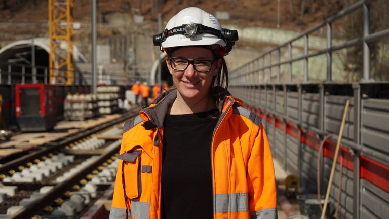 Die österreichische Bauleiterin Sybille Ritzkowsky sorgt im Hintergrund dafür, das die Arbeiten reibungslos ablaufen. (Foto: SWR, Christopher Paul)