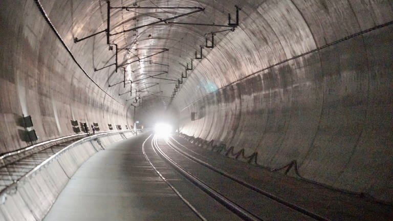 Die Tunnel sind so gebaut, dass zwei Rettungswägen aneinander vorbei fahren könnten. (Foto: SWR, Christopher Paul)