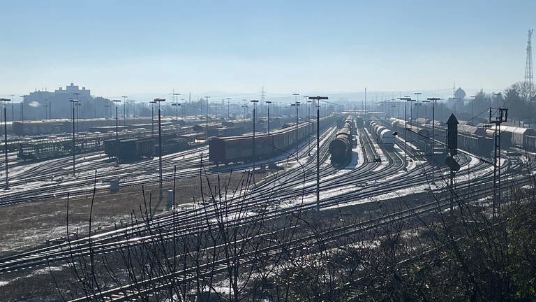 Der Kornwestheimer Rangierbahnhof hat insgesamt eine Länge von sechs Kilometern in Nord-Süd-Richtung und eine Breite von maximal 600 Metern. 