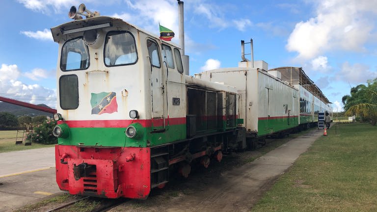 Es sind rumänische Dieselloks der Baureihe L30H, die mal in Polen unter der Bezeichnung Lyd2 fuhren und Zuckerrüben transportierten, die hier Personenwagen ziehen.  (Foto: SWR, Kirsten Ruppel)