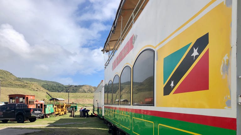 Auf dem Gelände der St. Kitts Scenic Railway werden auch die extra für St. Kitts gebauten Doppelstockwagen genau untersucht. (Foto: SWR, Kirsten Ruppel)