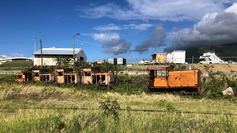 Die Güterzugloks aus der Zuckerrohrzeit sind dem Verfall preisgegeben. (Foto: SWR, Kirsten Ruppel)
