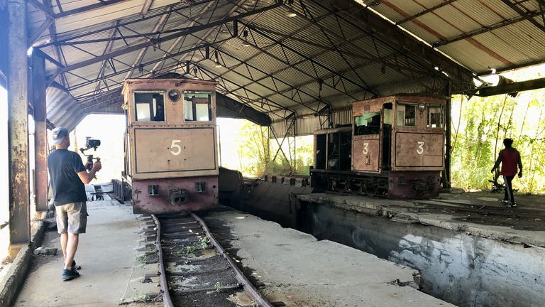 Dort, wo früher das Zuckerrohr ausgeleert wurde, stehen Lok Nr. 3 und 5, aufgestellt, also würde es gleich losgehen.  (Foto: SWR, Kirsten Ruppel)