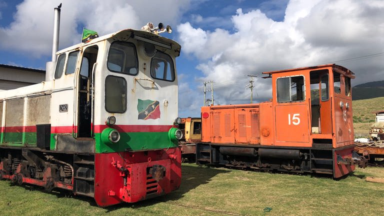 Neben der Lok der St. Kitts Scenic Railway steht die Hunslet-Lok Nr. 15, in der Zuckerrohrzeit die stärkste Lok des Fuhrparks. (Foto: SWR, Kirsten Ruppel)