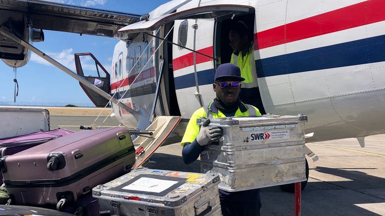 Das SWR-Equipment wird in Kisten gepackt. Mit dem Flugzeug geht es nach Hause. (Foto: SWR, Kirsten Ruppel)