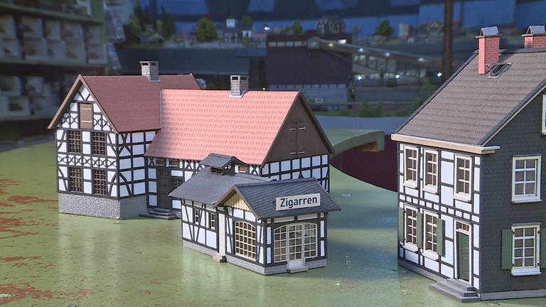 JOSWOOD, der Spezialist für Lasercut-Modelle, hat sein Sortiment an typischen Häusern aus dem Bergischen Land erweitert.  (Foto: SWR, Andreas Stirl)