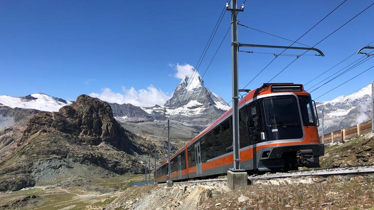 Die Gornergratbahn fährt im 30-Minuten-Takt von Zermatt aufs Gornergrat – der Blick aufs Matterhorn ist dabei allgegenwärtig.