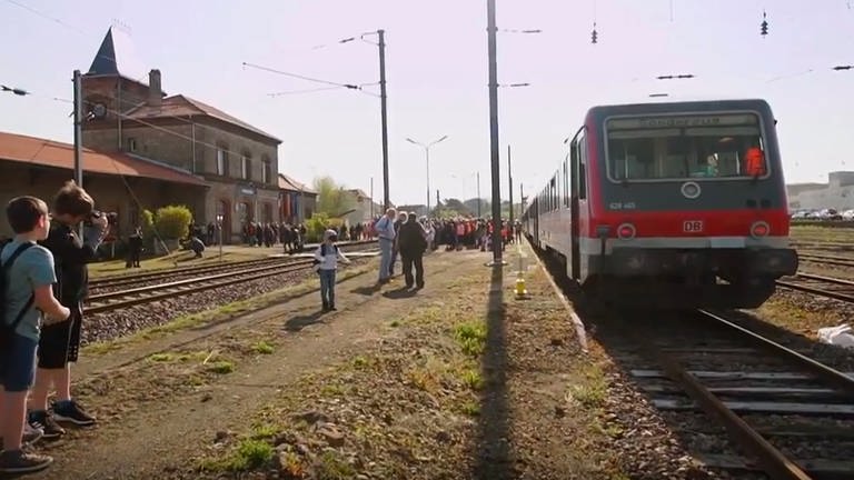 Sonderzug aus Dillingen bei der Ankunft im Bahnhof Bouzonville in Lothringen. 