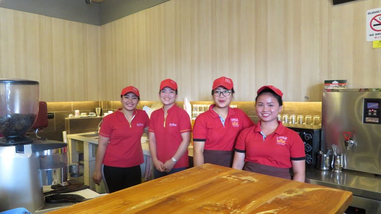 Freundlicher Service im Fatt Choi Coffee Shop in Tenom. (Foto: SWR, Susanne Mayer-Hagmann)