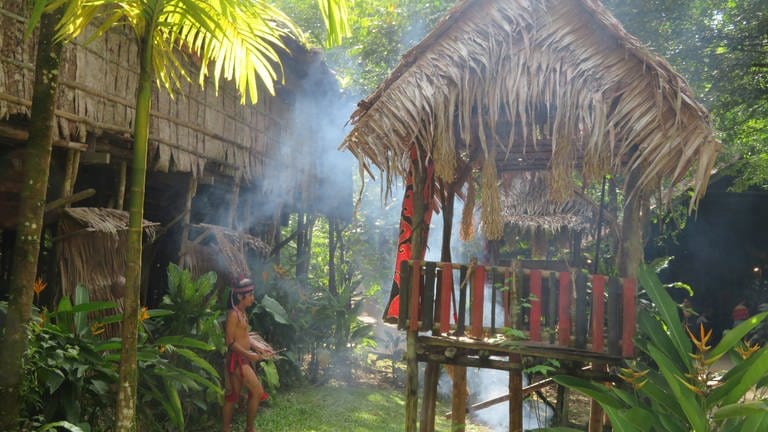 Das Kulturdorf Mari-Mari stellt die 5 stärksten Stämme der Urbewohner Borneos vor.