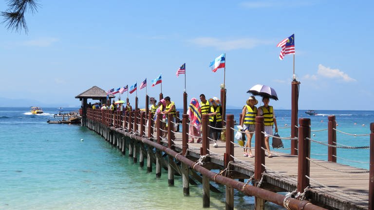 Von Touristen aus Korea und Taiwan sehr gern besucht: Pulau Manukan im Meeres-Nationalpark. 