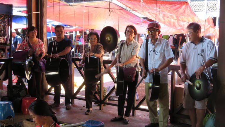 Ein spontanes Gong-Konzert auf dem Wochenmarkt in Donggondon. (Foto: SWR, Susanne Mayer-Hagmann)