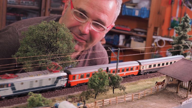 Olaf freut sich an seinem fahrenden Zug und seinen Modulen. (Foto: SWR, Ildico Wille)