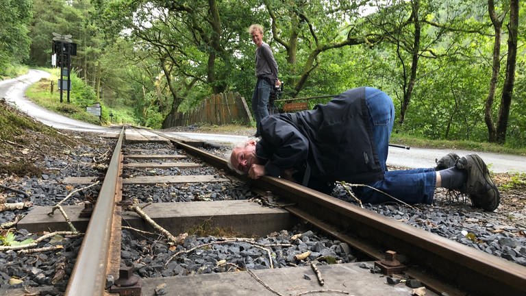Der SWR-Tonkollege horcht, ob der Zug kommt. Methoden wie im Wilden Westen. Bei der Talyllyn Railway arbeiten 400 Ehrenamtliche. Das Spielerische und die gute Laune färbt auf das SWR-Team ab.  (Foto: SWR, Kirsten Ruppel)