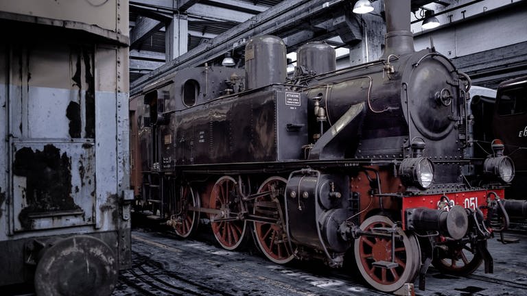 Alte Lokomotive im Depot Squadra Rialzo (Foto: SWR, Bea Müller / YUZU Productions)