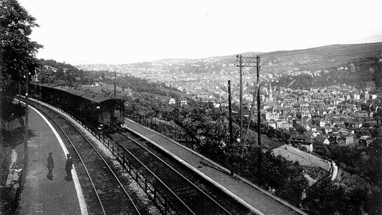 Die Panoramastrecke der Gäubahn oberhalb von Stuttgart, aufgenommen etwa im Jahr 1900. Hier die Haltestelle Heslach mit Blick auf die Matthäuskirche. (Sammlung Uwe Siedentop) (Foto: SWR, Sammlung Uwe Siedentop)