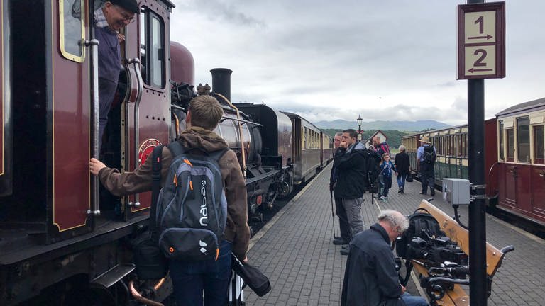 Die Welsh Highland Railway ist ein beliebtes Filmmotiv. Es wollen gleich mehrere Kamerateams mitfahren, und so wird es aus der „Driver Experience“ diesmal nichts.  (Foto: SWR, Kirsten Ruppel)