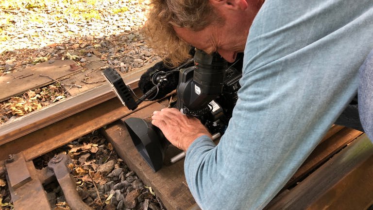 Der SWR-Kameramann lässt es sich nehmen, Großaufnahmen aus den unterschiedlichsten Perspektiven beim Weichenstellen zu drehen.  (Foto: SWR, Kirsten Ruppel)