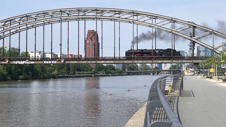 Abschied: die Schnellzug-Dampflok der Baureihe 01 überquert auf der Frankfurter Deutschherrenbrücke den Main.  (Foto: SWR, Kirsten Ruppel)