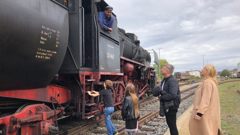 Nicht nur Eisenbahn-Enthusiasten fühlen sich von der riesigen Dampflok angezogen.  (Foto: SWR, Kirsten Ruppel)