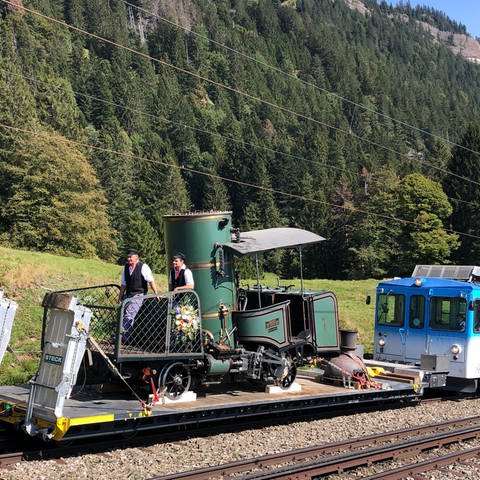 Ein Triebwagen der Arth-Rigi-Bahn transportiert Lok 7 über den Berg, damit sie in der Werkstatt in Goldau generalüberholt werden kann. 