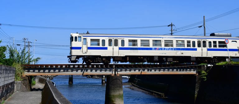 September (Kalender 2022): Folge 1001: Hakata Station (Foto: SWR, Harald Kirchner / Recht schmal sind Eisenbahnbrücken in Japan. Der Nahverkehrszug ist auf der Südinsel Kyushu von Ibusuki nach Kagoshima unterwegs. )