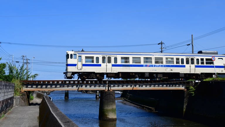 September (Kalender 2022): Folge 1001: Hakata Station (Foto: SWR, Harald Kirchner / Recht schmal sind Eisenbahnbrücken in Japan. Der Nahverkehrszug ist auf der Südinsel Kyushu von Ibusuki nach Kagoshima unterwegs. )