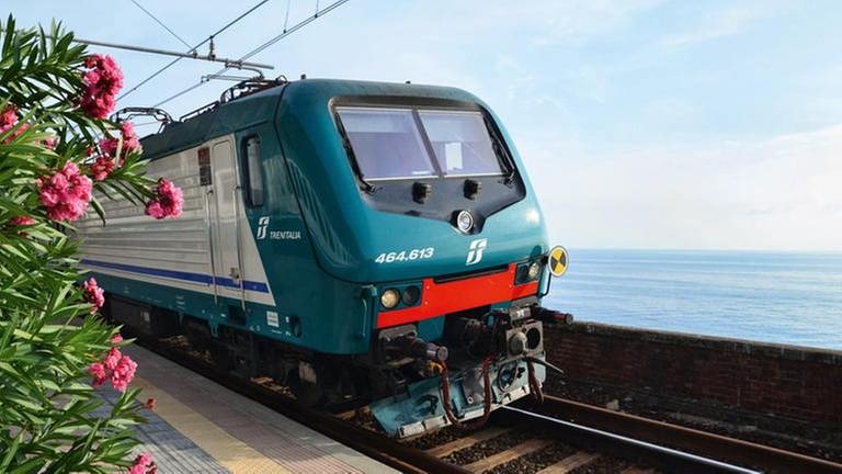 August (Kalender 2019): Mit dem Zug zwischen Fels und Meer - Eisenbahn an der Ligurischen Küste, Folge 403 (Foto: SWR, SWR -)