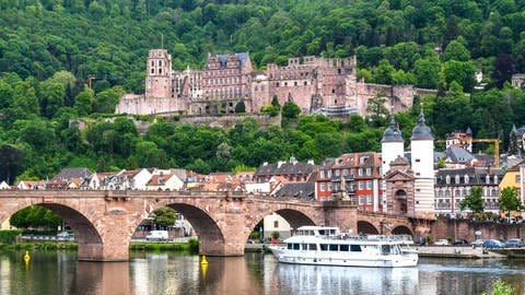 Blick auf Neckar, Alte Brücke und Schloss in Heidelberg