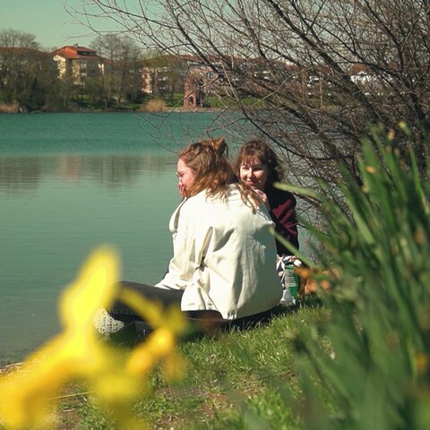 Zwei Frauen sitzen am Ufer der Dreisam (Foto: SWR)