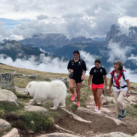 Moderatorin Annette Krause mit den Skirennläuferinnen Nicol und Nadia Delago im Südtirol