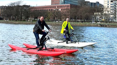 Moderatorin Anna Lena Dörr und Tobi Kämmerer fahren mit Waterbikes auf dem Main (Foto: SWR)