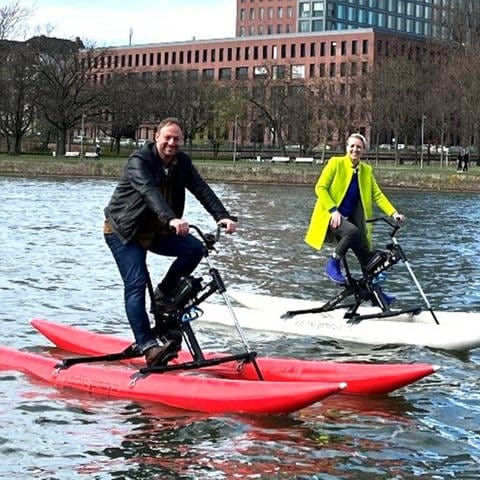 Moderatorin Anna Lena Dörr und Tobi Kämmerer fahren mit Waterbikes auf dem Main (Foto: SWR)
