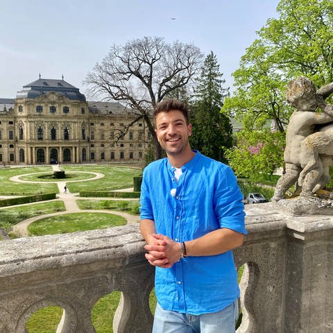 SWR-Reporter Ramon Babazadeh im Hofgarten der Würzburger Residenz