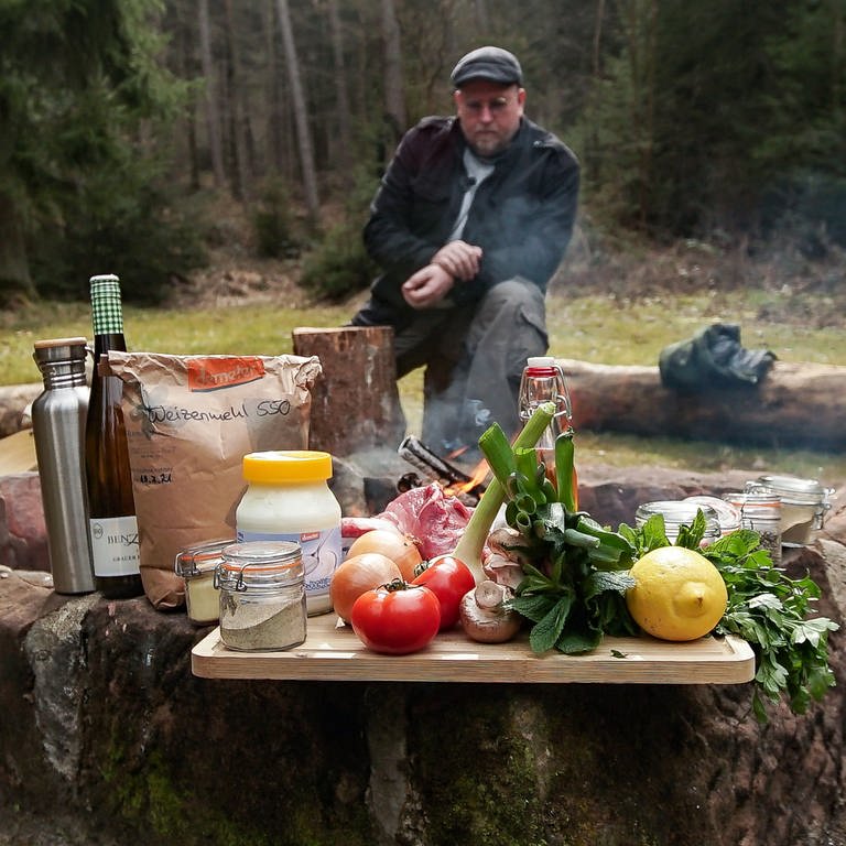 Frank Brunswig kocht in der freien Natur auf dem Feuer (Foto: SWR)