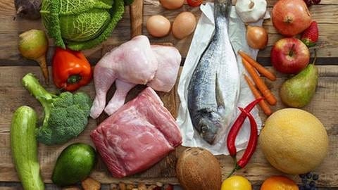 Frisches Obst, Gemüse, Fleisch und Fisch liegen geordnet nebeneinander auf einem Tisch. (Foto: Colourbox, Foto: Colourbox.de -)